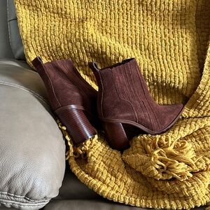 Vince Camuto Chocolate brown
Suede Pointed toe Block Heel
Booties
